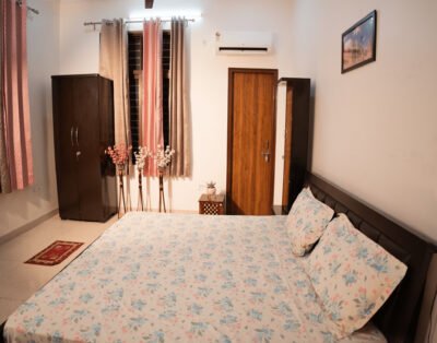 Near Taj Hotel | Self-Cooking + Free Breakfast