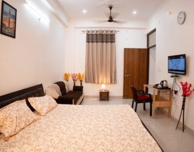 Cozy Stay Near UP Darshan Park | Breakfast