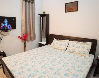 Peaceful 1BHK Near Taj | Kitchen + Breakfast
